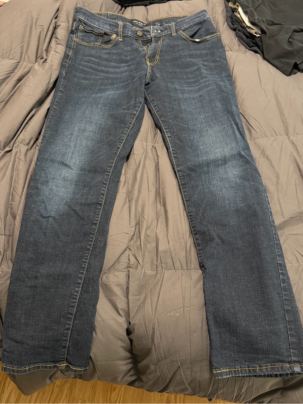 Lucky Brand Dark Blue Denim Jeans with Contrast Stitching. Straight fit. 32/32